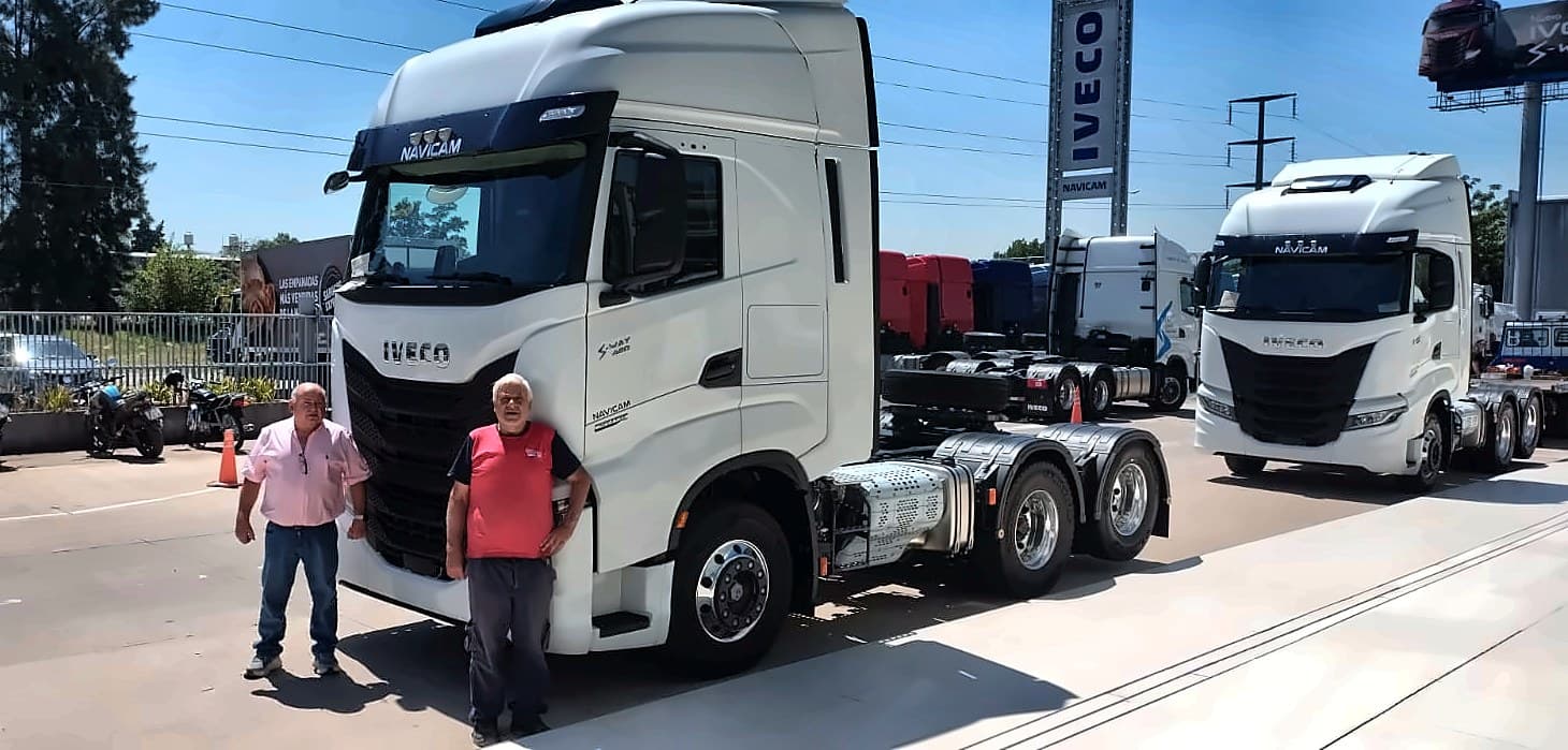 Los dueños de Transportes Gargiulo Ponticorvo junto a una unidad Iveco nueva