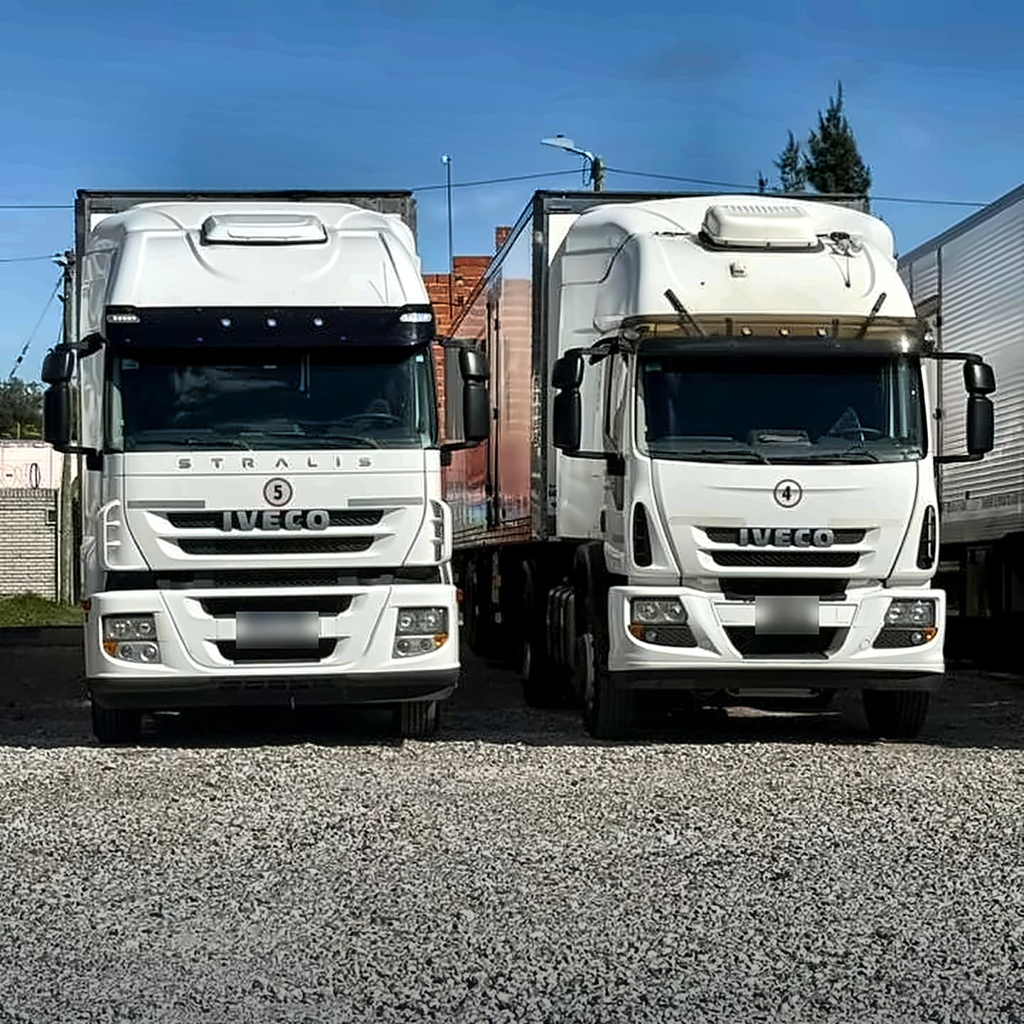 Dos tractores Iveco Stralis de la flota