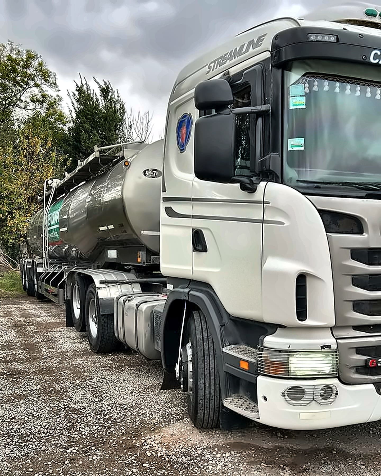 Tractor Scania con termo lechero de acero inoxidable