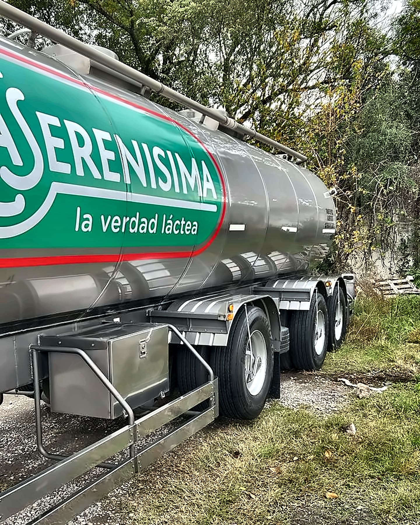 Termo lechero con la marca La Serenísima